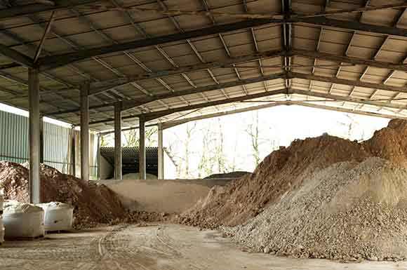 https://www.argilesdaquitaine.fr/wp-content/uploads/2025/06/Argiles-refractaires-materiaux-ecologiques-pour-la-construction-Argiles-d-Aquitaine.jpg