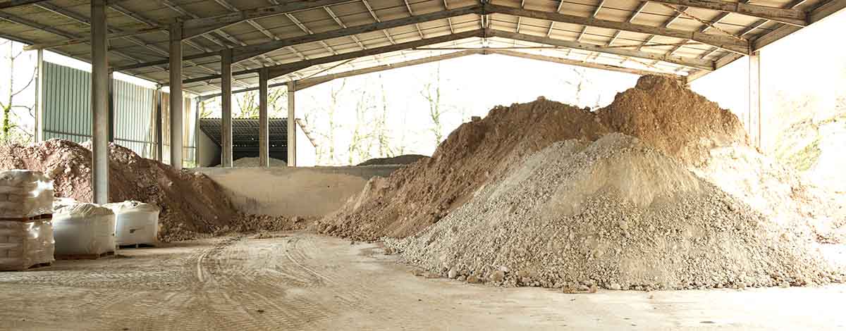 https://www.argilesdaquitaine.fr/wp-content/uploads/2025/06/argiles-du-Sud-Ouest-materiaux-de-construction-ecologiques-Argiles-d-Aquitaine-1.jpg