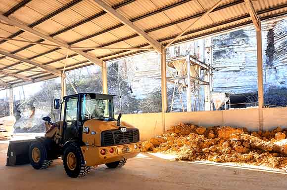 https://www.argilesdaquitaine.fr/wp-content/uploads/2025/06/broyage-argile-Fumel-materiaux-ecologiques-pour-la-construction-Argiles-d-Aquitaine.jpg