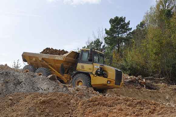 https://www.argilesdaquitaine.fr/wp-content/uploads/2025/06/concassage-criblage-broyage-ensachage-industriel-materiaux-bas-carbone-Argiles-d-Aquitaine.jpg