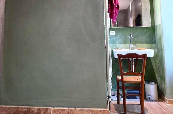 https://www.argilesdaquitaine.fr/wp-content/uploads/2025/06/enduit-decoratif-argile-murs-interieurs-materiau-ecologique-pour-construction-Argiles-d-Aquitaine.jpg